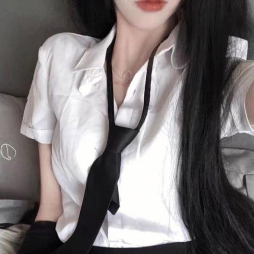 大约三十个谎言 海报